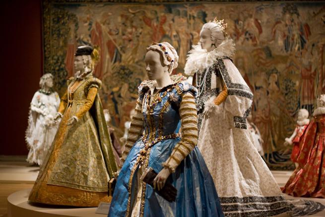 Занимается этим искусством известная бельгийская художница графиня Изабель де Боршграв, про которую Юбер де Живанши однажды сказал, что &laquo;она играет бумагой как виртуоз на музыкальном инструменте&raquo;.