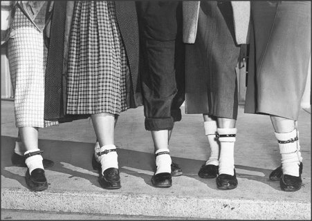 Молодежный тренд 50-х в США: если девушка носит собачий ремешок на левой щиколотке, у нее есть парень, если же на правой - она в поиске.