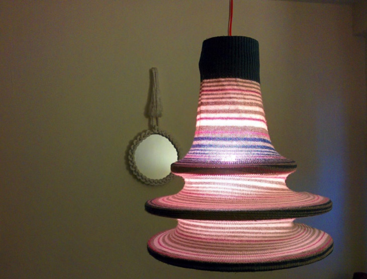 Креативный светильник из свитера и пялец