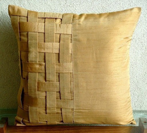 Необычная подушка с плетением