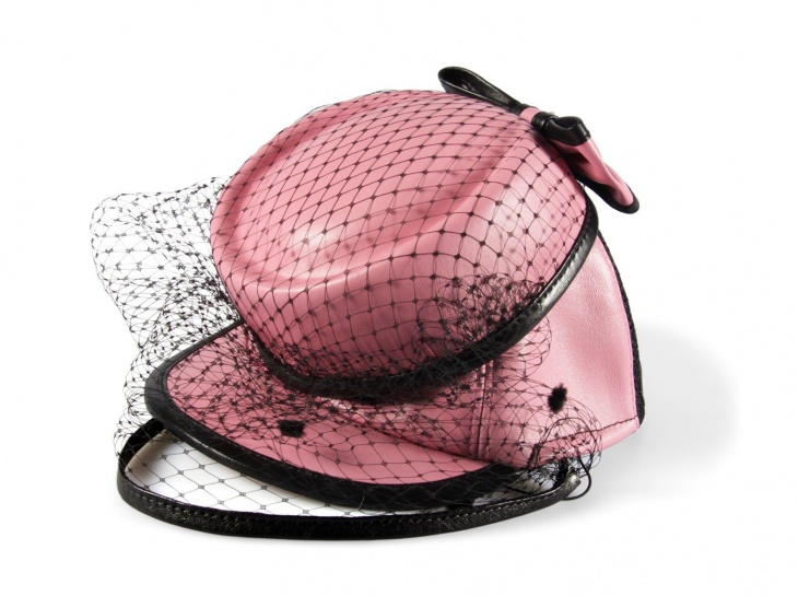 Hats bags. Шляпка рюкзак. Розовая шляпка Шанель. Брошь шляпка. Шиншилла шляпка и рюкзак.