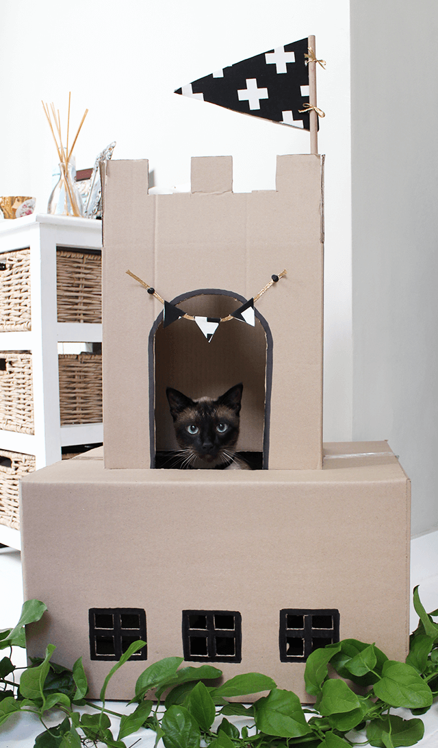Сделать кота из коробки. Домик для кошек. Картонный домик для кота. Домик для кошки из картона. Домик для кошки из картонки.