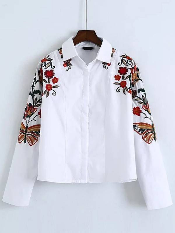 Блузка расшитая. Вышивка на белой рубашке. Рубашка женская с принтом. Белая блузка с вышивкой. Вышитая рубашка женская.