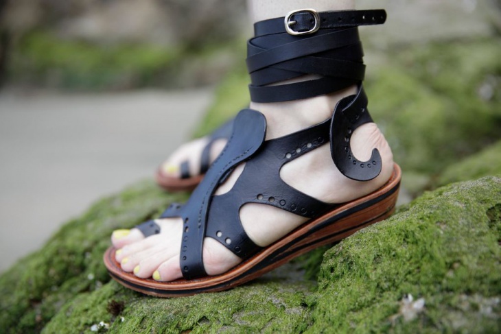 Крутые кожаные сандалии