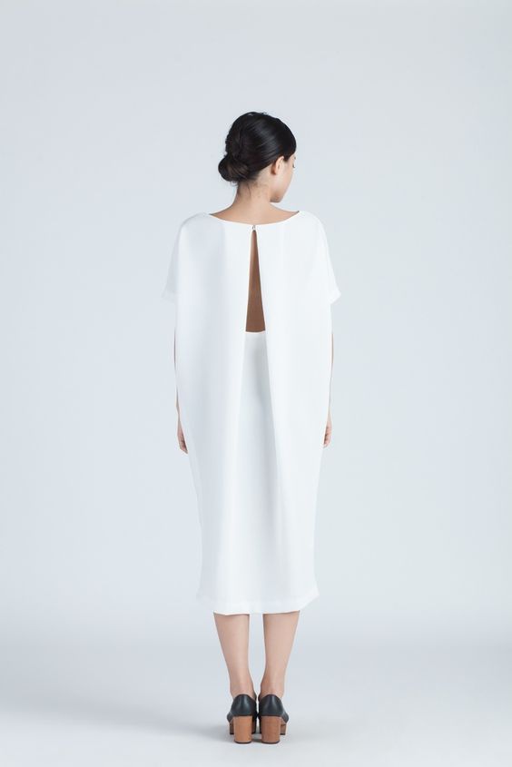 Белые блузки и платья с интересным декором на спине