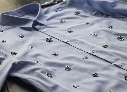 Обычную блузку можно за вечер сделать нарядной и современной