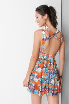 Необычное оформление спинки летних платьев