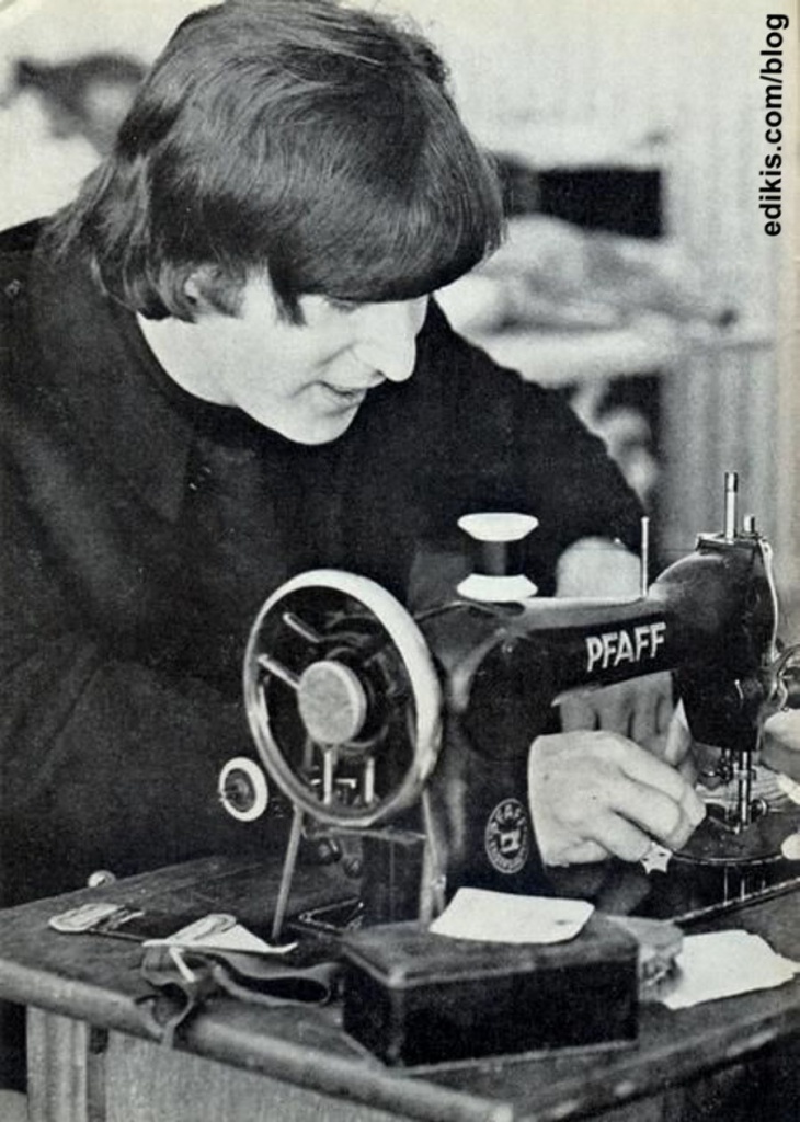 Джон Леннон за швейной машинкой!
