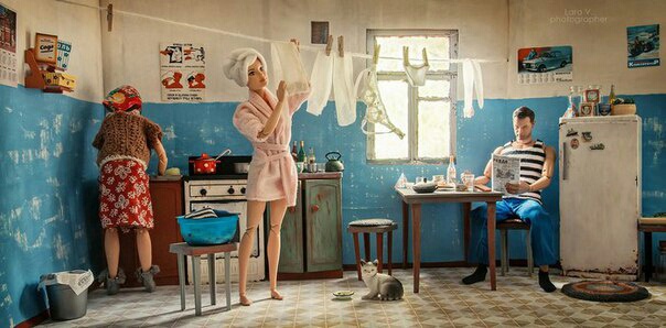Фотограф из Екатеринбурга Лара Вычужанина создает необычные образы для кукол Барби и Кена, а также конструирует для них подробные интерьеры.