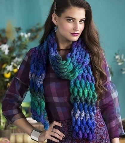 красивый шарф из меланжевой пряжи, вязаный спицами витым, как бы плетеным узором