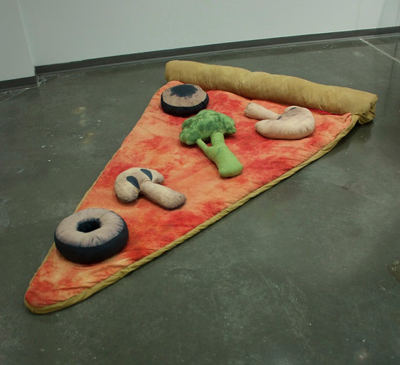 спальный мешок в виде куска пиццы с подушками