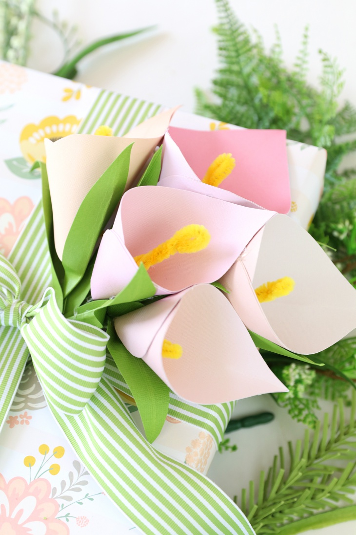 упаковка подарка с цветами каллами