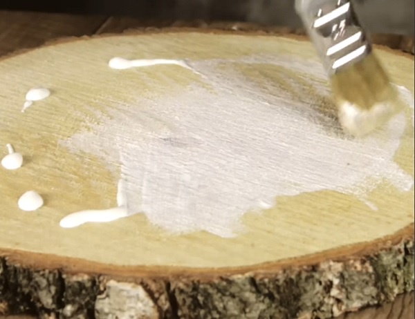 Нанеси тонким слоем крем для загара на кусок древесины.