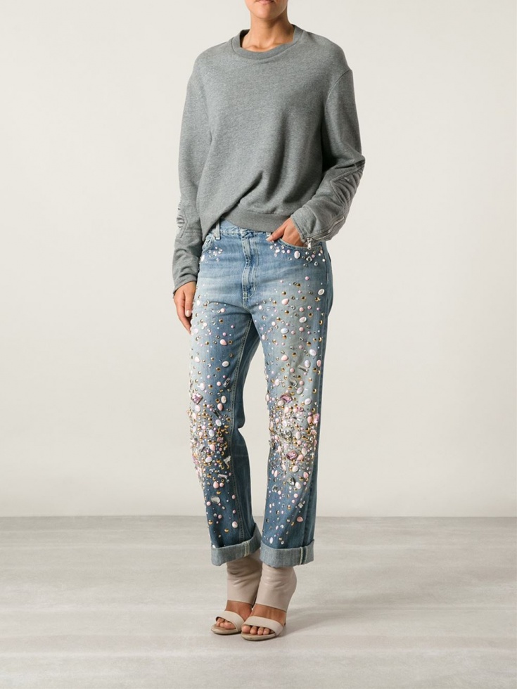 джинсы с пятнами красками и цветными кляксами