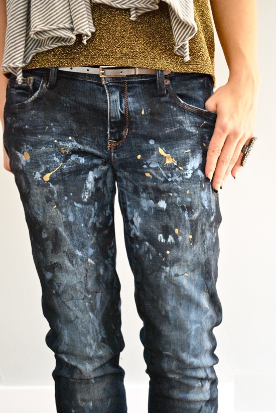 джинсы с пятнами красками и цветными кляксами