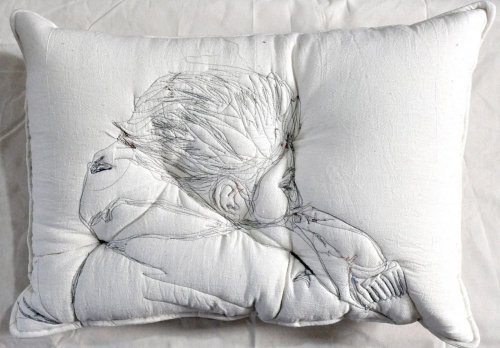 Иранская художница Мариам Ашканян (Maryam Ashkanian) вышивает людей, погружённых в глубокий сон, на поверхности подушек