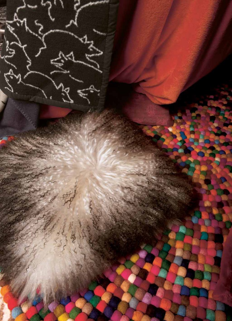 дизайнерский коврик  в детскую комнату из шерстяных камушков zoeppritz