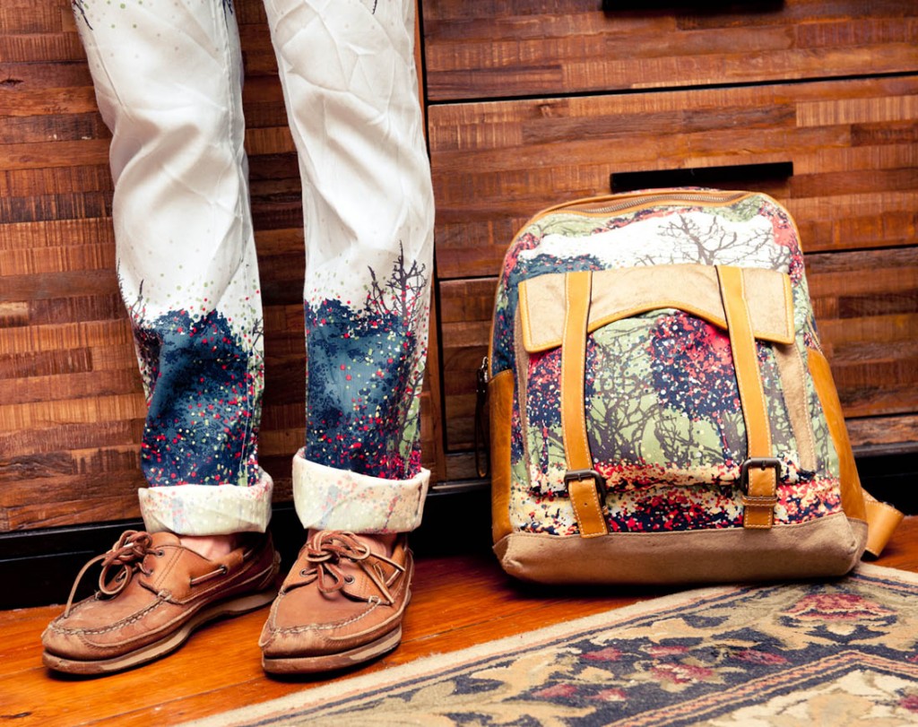 оригинальный декор брюк и рюкзака брызгами краски