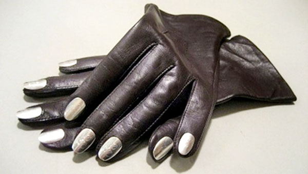 перчатки с маникюром